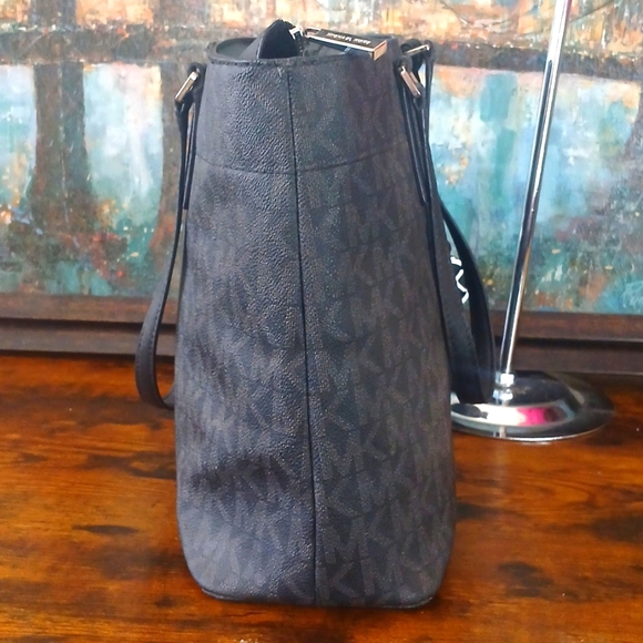 Michael Kors Black Logo Saffiano LeatherTote Bag PRICE IS FIRM!! - Picture 8 of 13